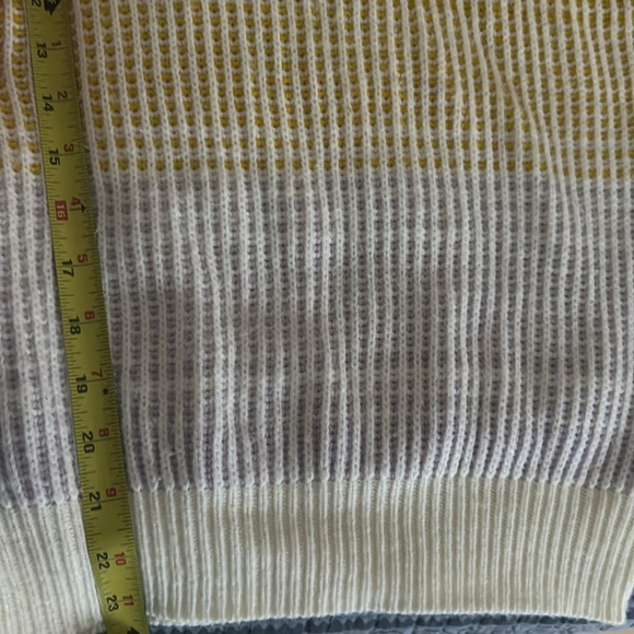 Size medium sweater - Picture 4 of 5